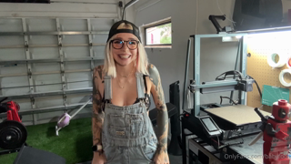 1372046845_tomboy-gf-shows-you-her-garage-and-ends-up-having-a-twitchy_0.mp4