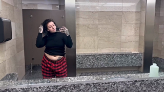 1149511455_imagine-entering-the-bathroom-and-finding-this-piggy_1.mp4