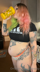 143662812_chugging-2-liters-of-water-in-5-minutes_0.m4v