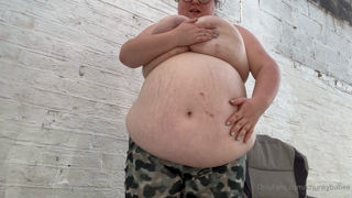 1062223341_triple-burgers-stuffing-i-took-a-doggy-bag-from-my-family_7.mp4