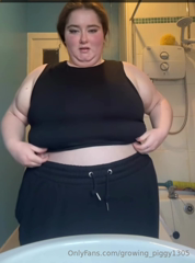 1499930463_would-you-give-me-a-squeeze-gonna-make-this-roll-even-bigge_0.mp4