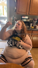 1538387847_don-t-you-just-love-a-big-fat-cow-like-me-i-love-eating-wit_1.mp4
