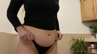 111128555_you-almost-wouldnt-know-i-was-hiding-this-bouncy-belly-unde_0.m4v