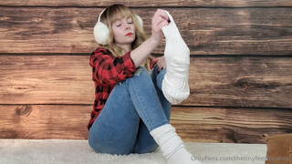 861392872_oily-foot-massage-i-strip-out-of-my-new-favorite-uggs-and_0.mp4