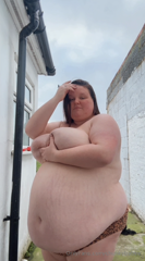 928814350_yes-its-5am-yes-i-am-watching-myself-jiggle-in-the-garden_0.mp4