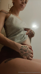 1105096575_belly-play-and-pouring-baby-oil-all-over-my-naked-body-and-r_2.mp4