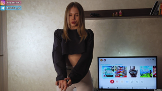 Девушка знает, как отвлечься от игры. - Pornhub.com.mp4