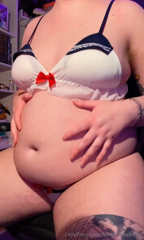 1127325352_i-love-how-doughy-and-round-my-belly-looks-in-this-video_0.mp4