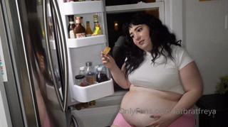1401019070_fat-stepsister-sneaks-thanksgiving-leftoversits-the-early-h_1.mp4