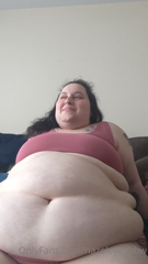 123865937_playing-with-jiggling-my-big-fat-belly_1.m4v
