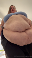 1087880627_my-belly-looks-especially-luscious-when-i-walk-around-with-i_11.mp4