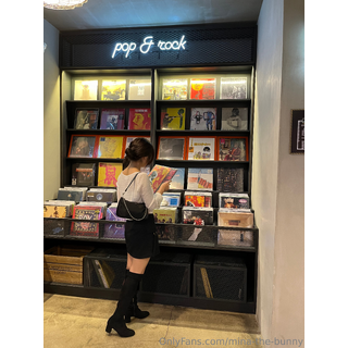just a quiet day browsing music and books 🎧I like days like this..._1.jpg