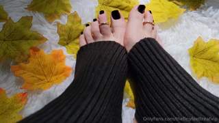 857671921_cum-on-my-toes-my-feet-are-so-cozy-in-these-soft-leg-warme_0.mp4